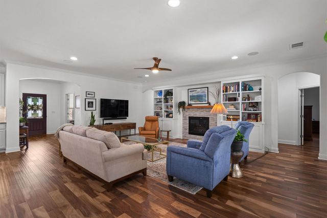 105 Duck Creek LN, Georgetown, TX 78633