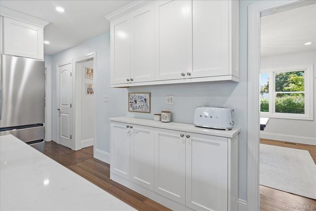 7 Vine Street, Bayville, NY 11709