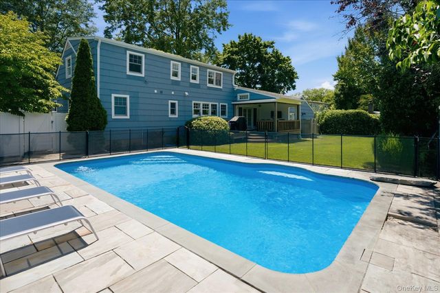 7 Vine Street, Bayville, NY 11709
