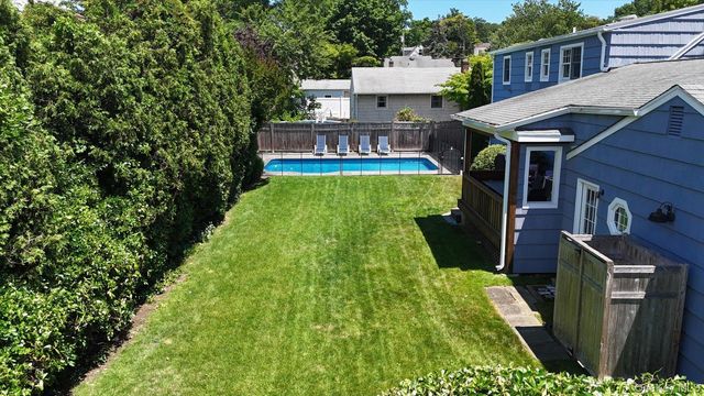 7 Vine Street, Bayville, NY 11709