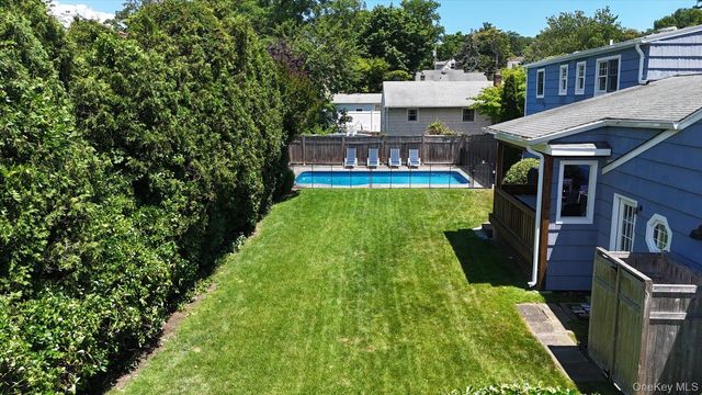 7 Vine Street, Bayville, NY 11709