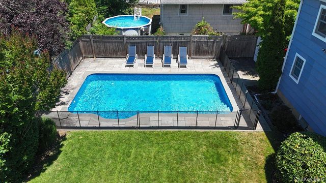 7 Vine Street, Bayville, NY 11709