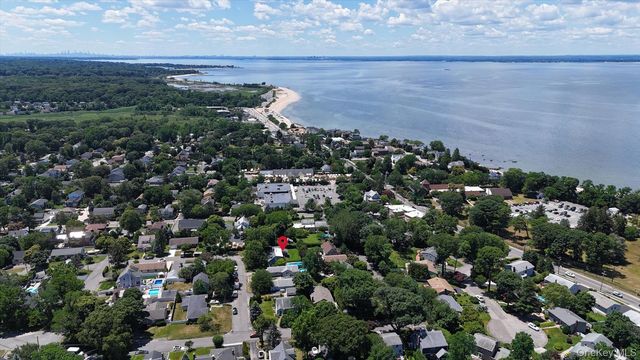7 Vine Street, Bayville, NY 11709