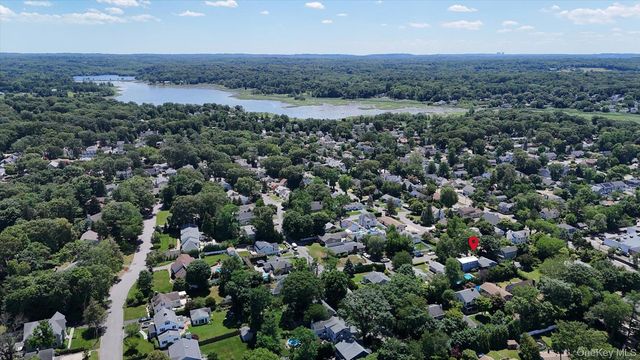 7 Vine Street, Bayville, NY 11709
