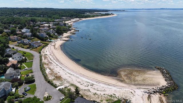 7 Vine Street, Bayville, NY 11709