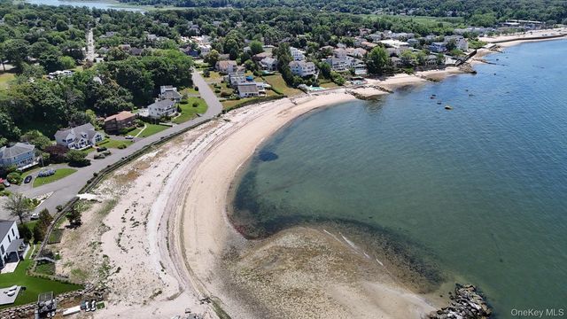 7 Vine Street, Bayville, NY 11709