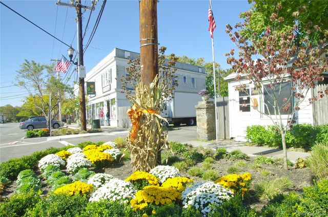 7 Vine Street, Bayville, NY 11709