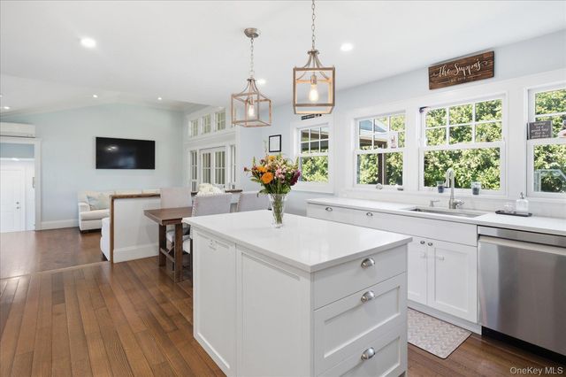 7 Vine Street, Bayville, NY 11709