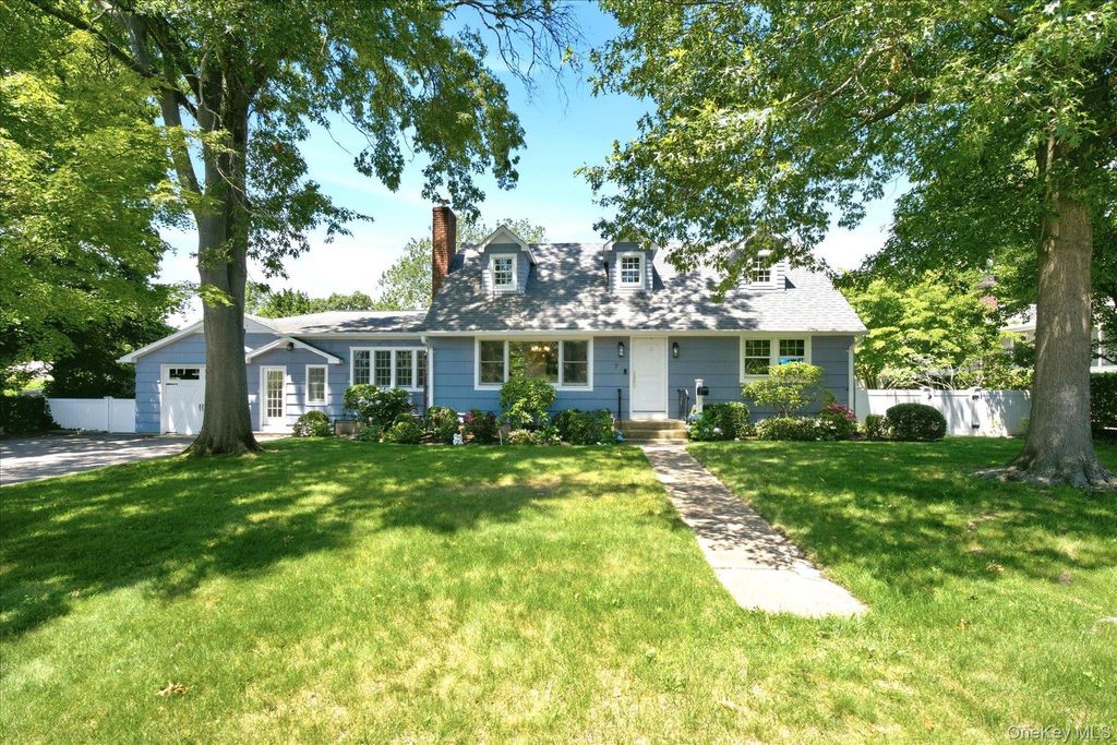 7 Vine Street, Bayville, NY 11709