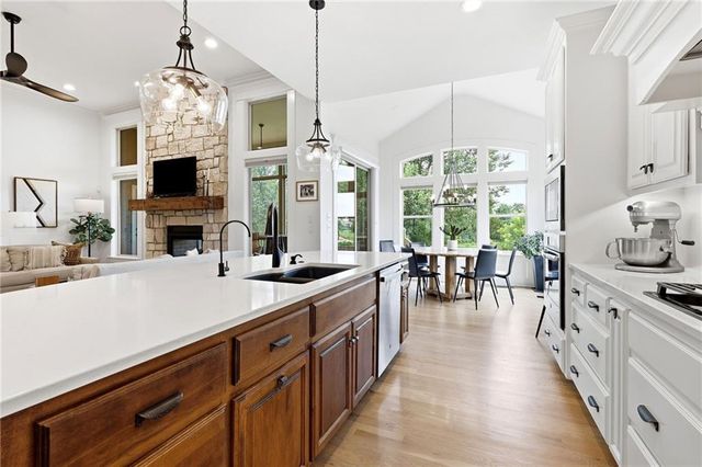 24855 W 95th Terrace, Lenexa, KS 66227
