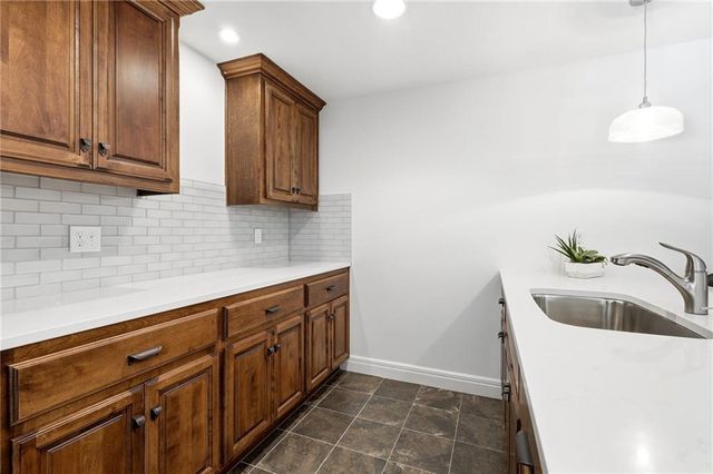 24855 W 95th Terrace, Lenexa, KS 66227