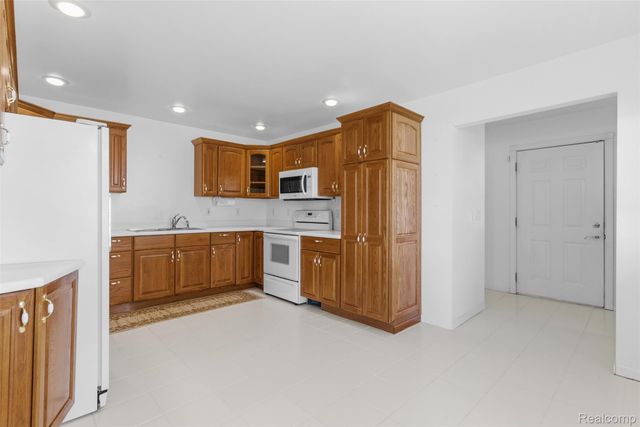 2363 Willowdale Drive, Burton, MI 48509