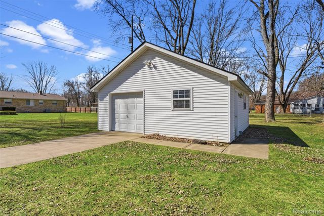 2363 Willowdale Drive, Burton, MI 48509