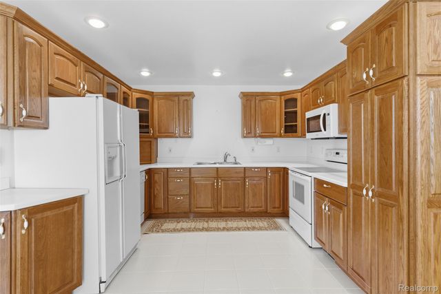 2363 Willowdale Drive, Burton, MI 48509