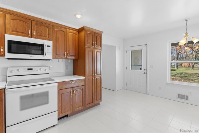 2363 Willowdale Drive, Burton, MI 48509