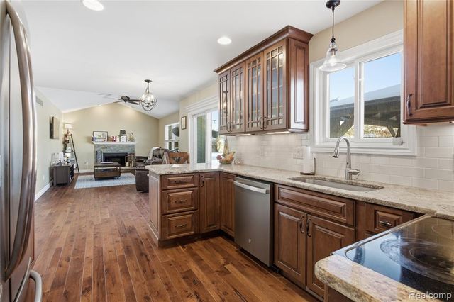 816 Oak Cluster Court, Howell, MI 48855