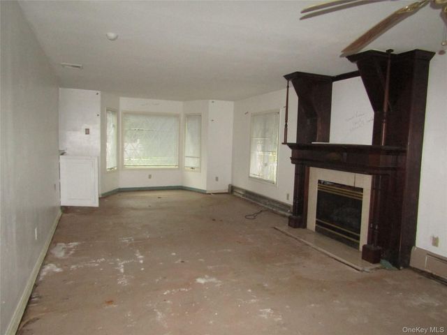 5 Wynville, Coram, NY 11727