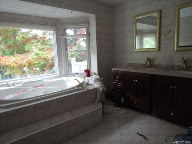 5 Wynville, Coram, NY 11727