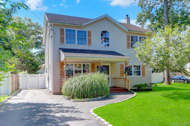 18 Aster Avenue, Holtsville, NY 11742