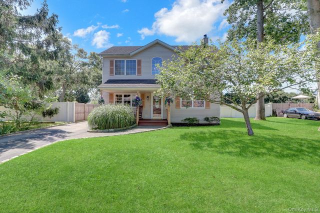 18 Aster Avenue, Holtsville, NY 11742
