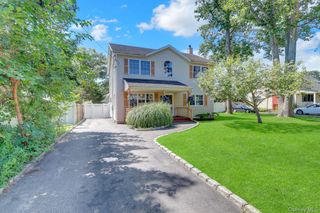 18 Aster Avenue, Holtsville, NY 11742