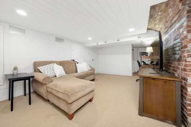 2 Woodbine Ln, Hingham, MA 02043