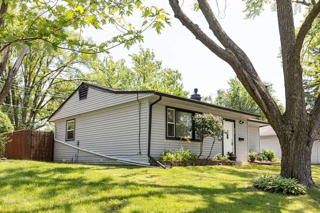 37 Pine Street, Carpentersville, IL 60110