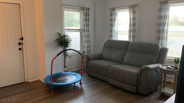 5 Park Sq, Lopatcong Twp., NJ 08865