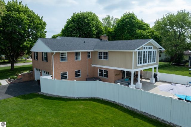 1206 Fairfield Drive, Mt Pleasant, MI 48858