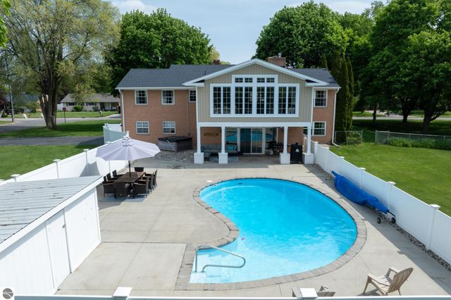 1206 Fairfield Drive, Mt Pleasant, MI 48858