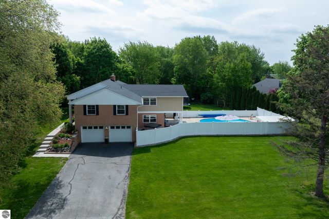 1206 Fairfield Drive, Mt Pleasant, MI 48858