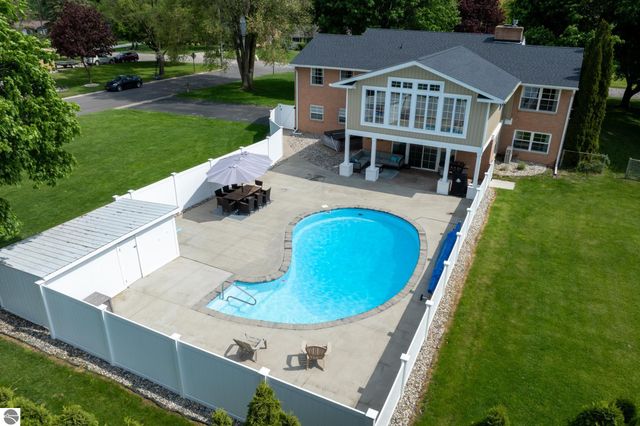 1206 Fairfield Drive, Mt Pleasant, MI 48858