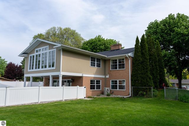 1206 Fairfield Drive, Mt Pleasant, MI 48858
