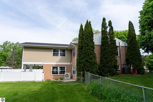 1206 Fairfield Drive, Mt Pleasant, MI 48858