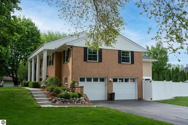 1206 Fairfield Drive, Mt Pleasant, MI 48858