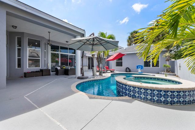 4862 Kensington Circle, Coral Springs, FL 33076
