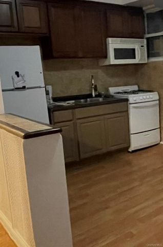 90 Main Street 3R, Mineola, NY 11501