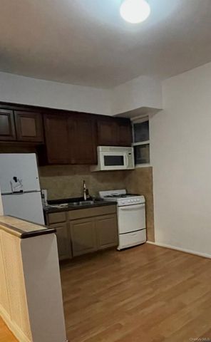 90 Main Street 3R, Mineola, NY 11501