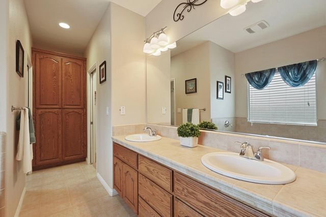 954 Stampede Trl, Galt, CA 95632