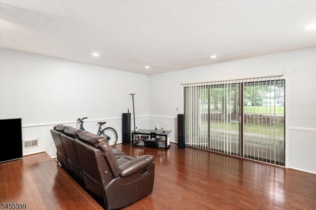 4 Pear Tree Ln, Franklin Twp., NJ 08823