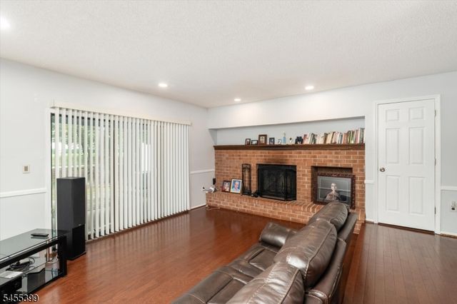 4 Pear Tree Ln, Franklin Twp., NJ 08823