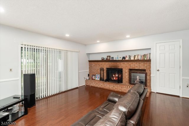 4 Pear Tree Ln, Franklin Twp., NJ 08823