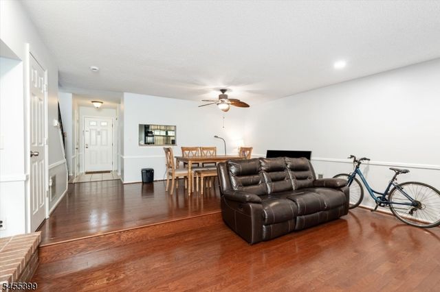 4 Pear Tree Ln, Franklin Twp., NJ 08823