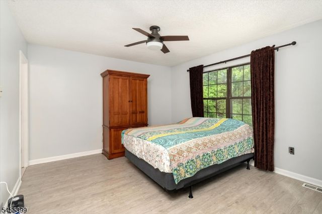 4 Pear Tree Ln, Franklin Twp., NJ 08823