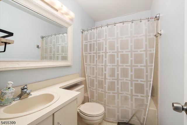 4 Pear Tree Ln, Franklin Twp., NJ 08823