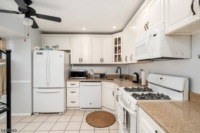 4 Pear Tree Ln, Franklin Twp., NJ 08823