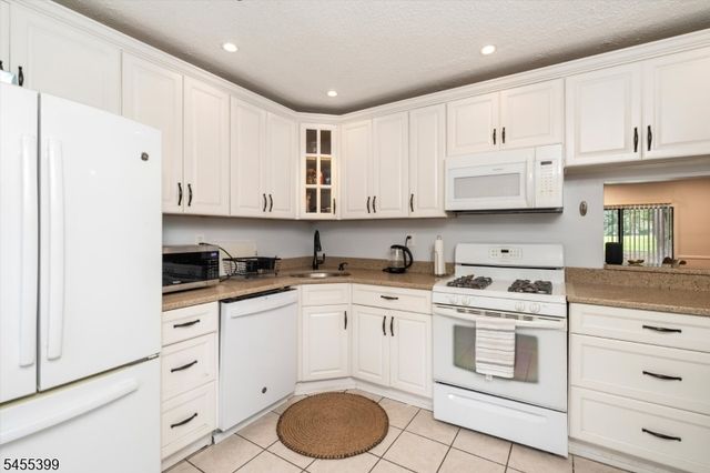 4 Pear Tree Ln, Franklin Twp., NJ 08823