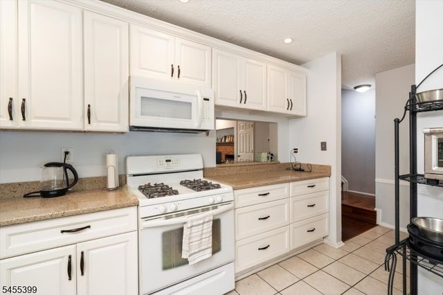 4 Pear Tree Ln, Franklin Twp., NJ 08823