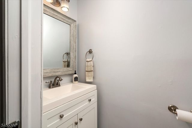 4 Pear Tree Ln, Franklin Twp., NJ 08823