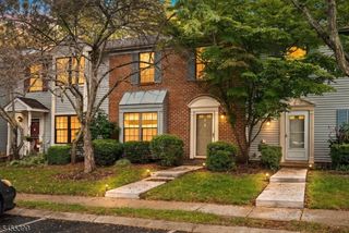 4 Pear Tree Ln, Franklin Twp., NJ 08823